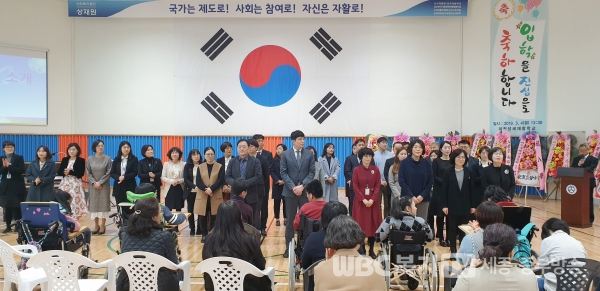 대전성세재활학교 선생님들을 입학생과 학부모에게 소개하고 있다.