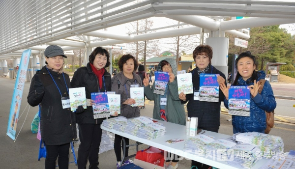 행사요원들이 대전알리기 홍보에 한 몫을 하고있다.