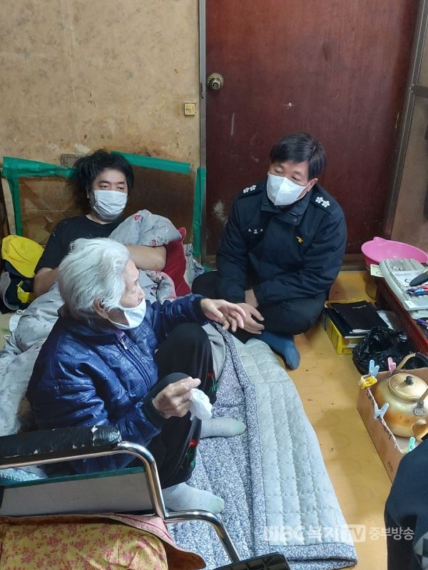 지난 3월 24일 서천군에 거주하는 뇌병변으로 생활형편이 어려운 중증장애인 가정을 방문한 조선호 충남소방본부장