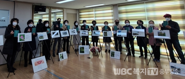 대전 서구 도마2동 미디어도마달(회장 이재현)은 「낮 열두시」 출간기념 작품 전시회를 개최했다.