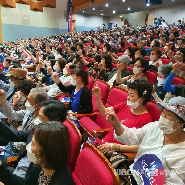 통일실천대회에 참석한 시민들이 결의문 낭독을 하고있는 모습.