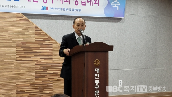 김복만 동구청소년수련원장이 축사를하고있다.